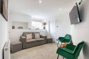 Western Cottage: A Historic Stay in the Heart of Windsor