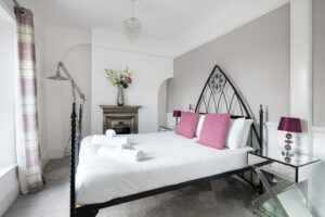 Western Cottage: A Historic Stay in the Heart of Windsor