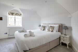 Western Cottage: A Historic Stay in the Heart of Windsor