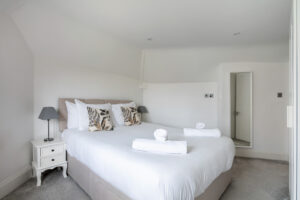 Western Cottage: A Historic Stay in the Heart of Windsor