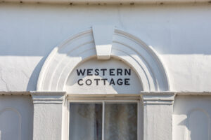 Western Cottage: A Historic Stay in the Heart of Windsor