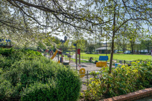 Western Cottage: A Historic Stay in the Heart of Windsor
